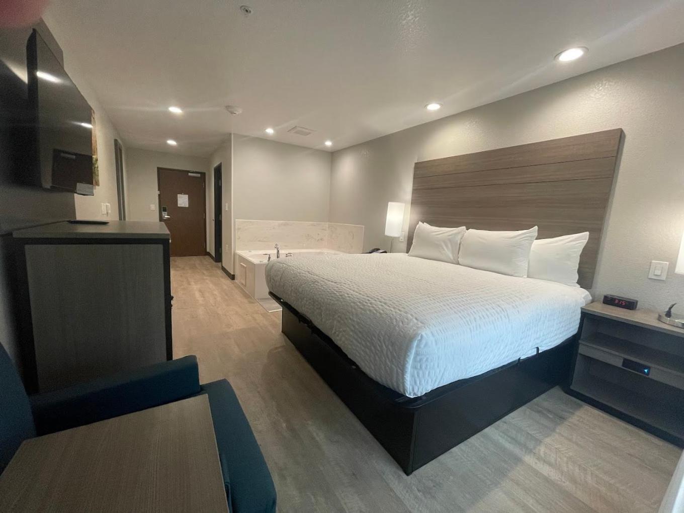 Clarion Pointe Hotel