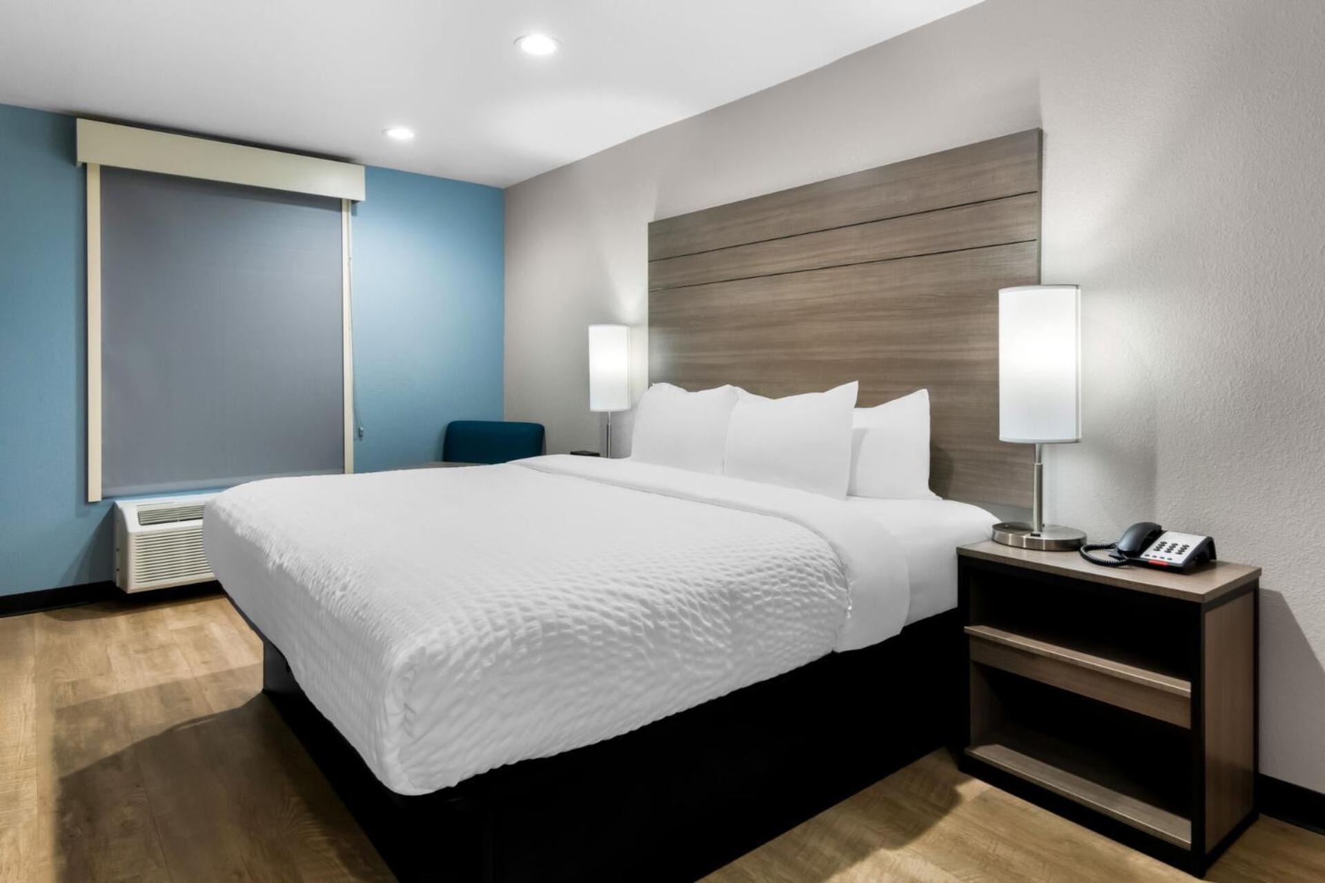 Clarion Pointe Hotel *