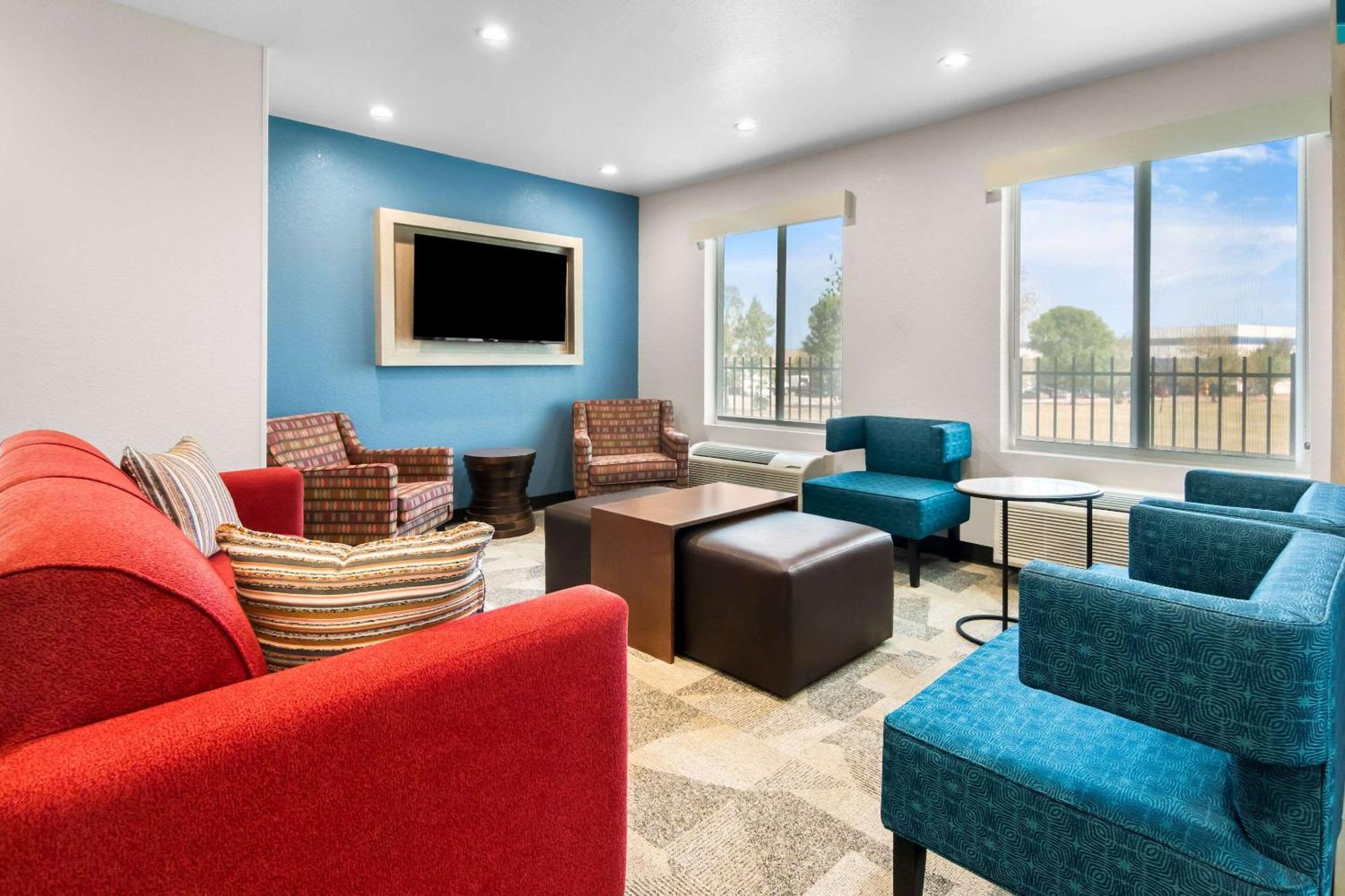 Clarion Pointe Hotel *