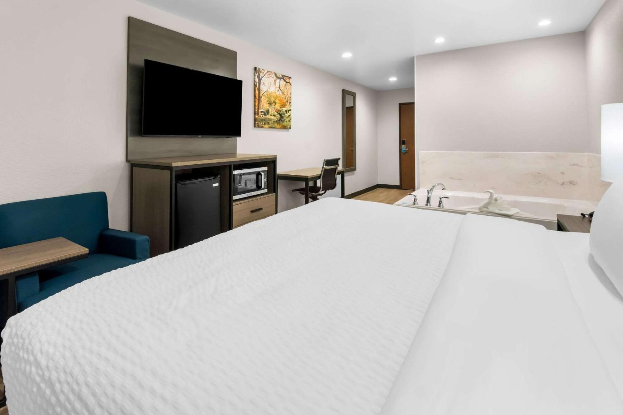 Clarion Pointe Hotel Fort Worth
