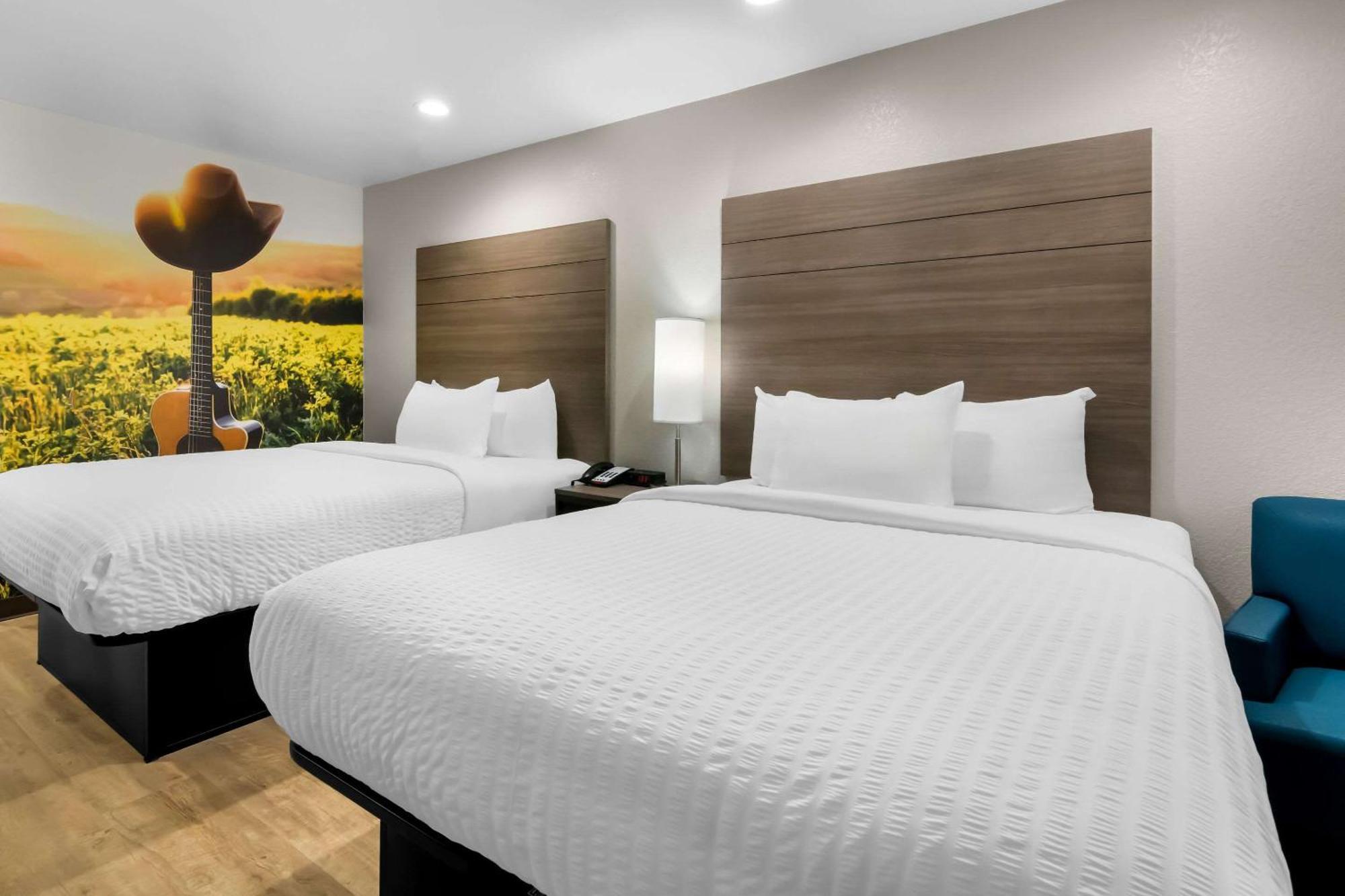 Clarion Pointe Hotel *
